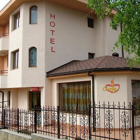 Family Hotel Emaly 1 반키아 외부 사진