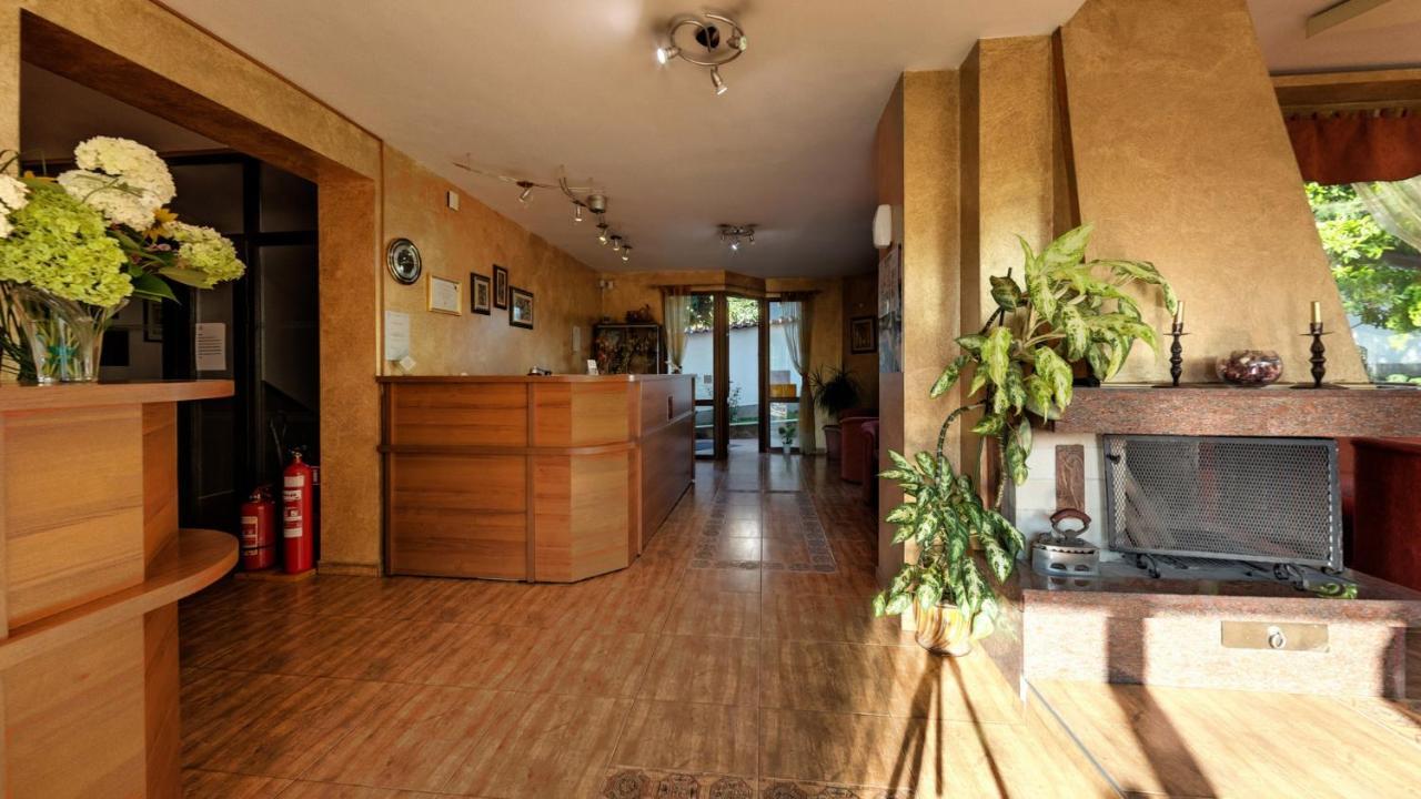 Family Hotel Emaly 1 반키아 외부 사진