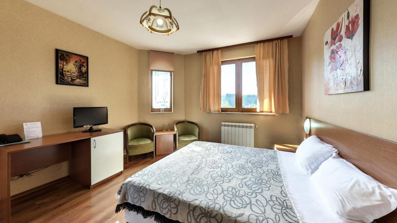 Family Hotel Emaly 1 반키아 외부 사진