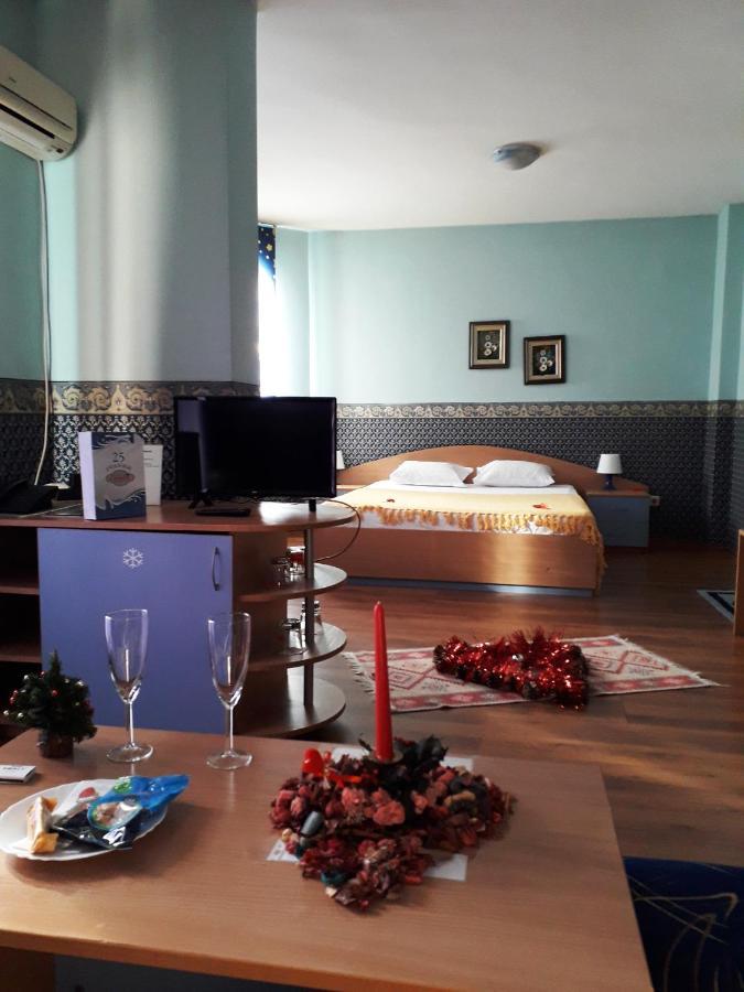 Family Hotel Emaly 1 반키아 외부 사진