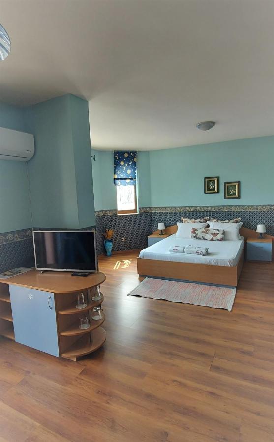 Family Hotel Emaly 1 반키아 외부 사진