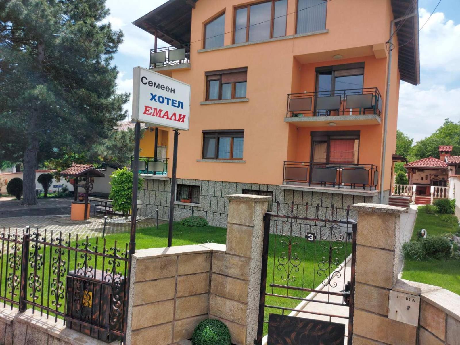 Family Hotel Emaly 1 반키아 외부 사진