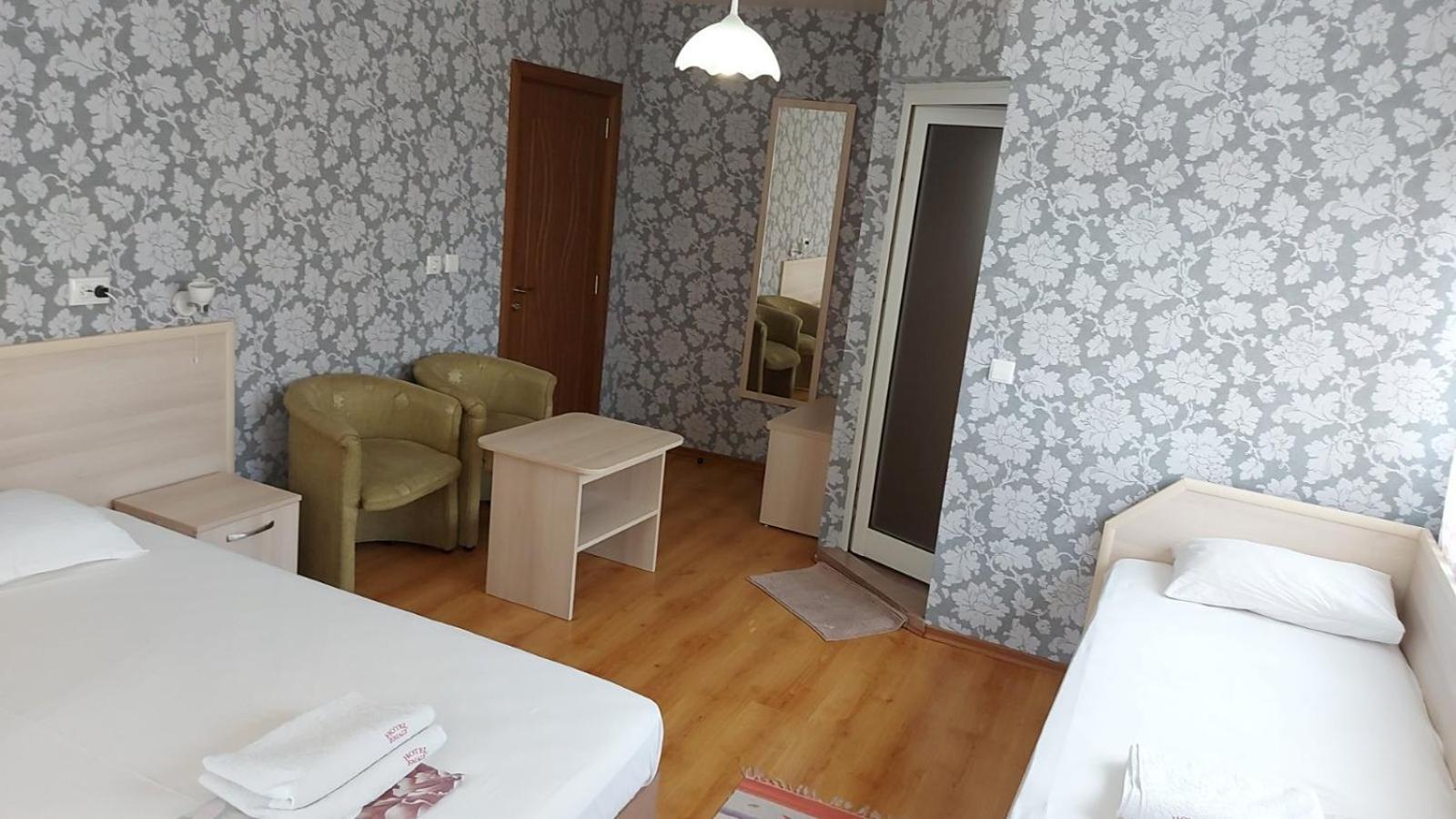 Family Hotel Emaly 1 반키아 외부 사진