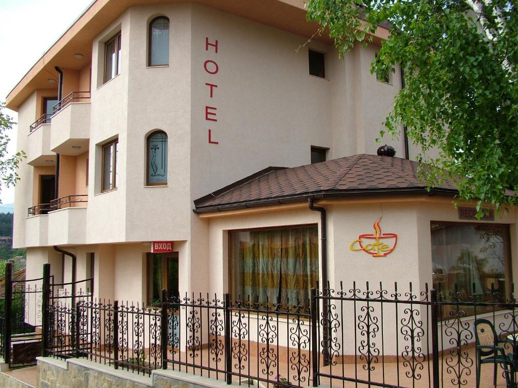 Family Hotel Emaly 1 반키아 외부 사진